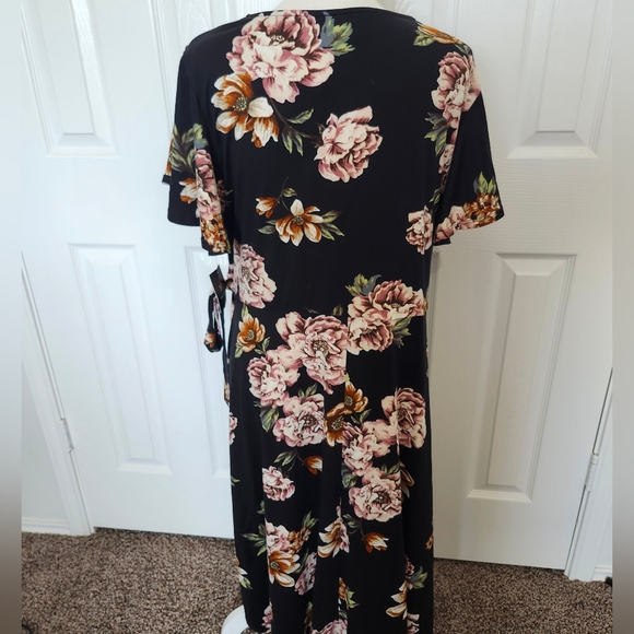 Fortune + Ivy Size 3X Faux Wrap Short Sleeve Maxi Dress Black/Floral Print - Picture 4 of 11